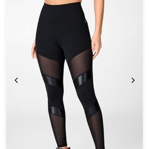 Ultra High Waisted Statement PowerHold Legging